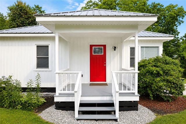 605 Hampton Street, Iva, SC 29655