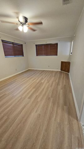 715 Edgebrook Ln, San Antonio, TX 78213