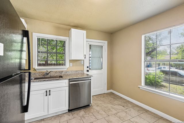 106 ROLLINS AVE, San Antonio, TX 78228