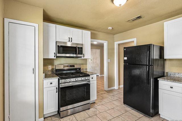106 ROLLINS AVE, San Antonio, TX 78228