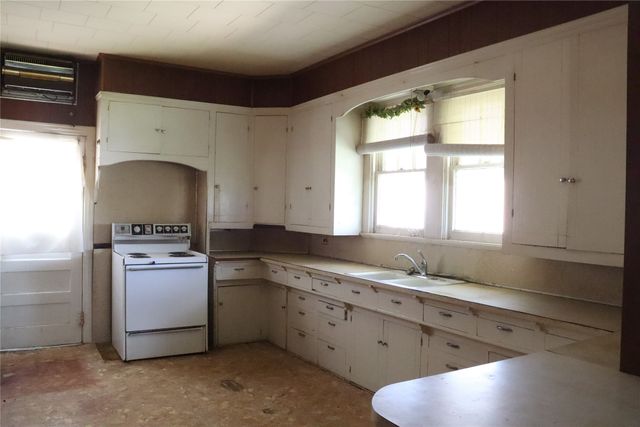 300 E Grand Avenue, Comanche, TX 76442
