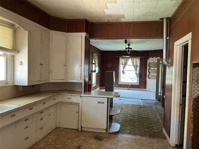 300 E Grand Avenue, Comanche, TX 76442