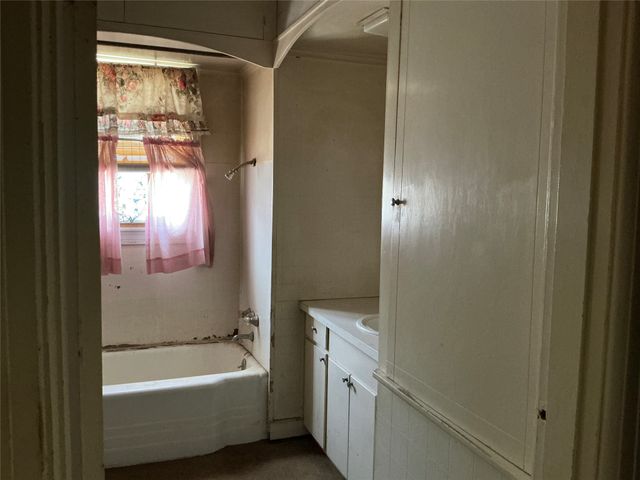 300 E Grand Avenue, Comanche, TX 76442