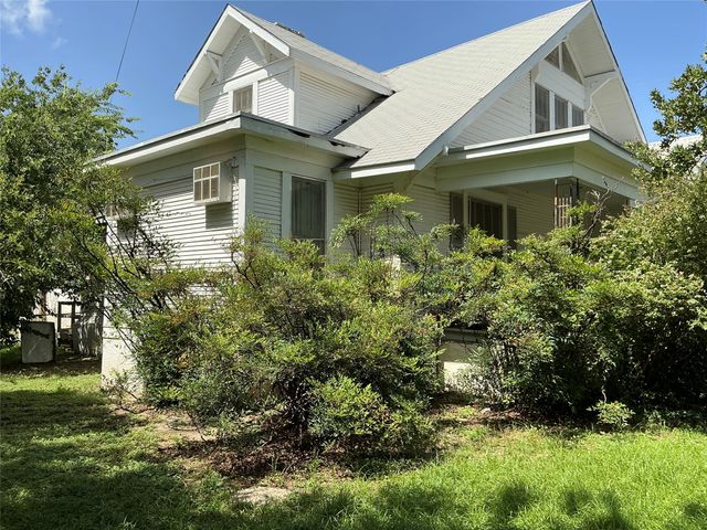 300 E Grand Avenue, Comanche, TX 76442