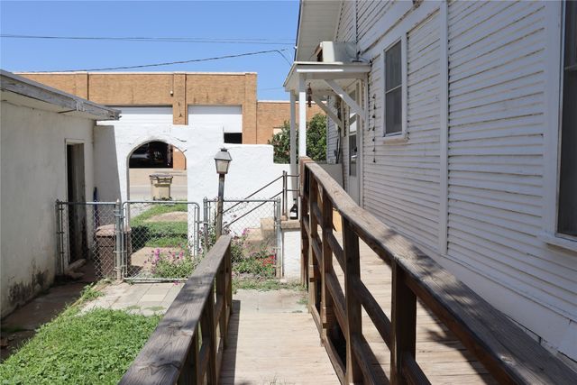 300 E Grand Avenue, Comanche, TX 76442