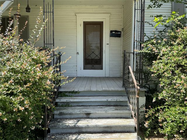 300 E Grand Avenue, Comanche, TX 76442
