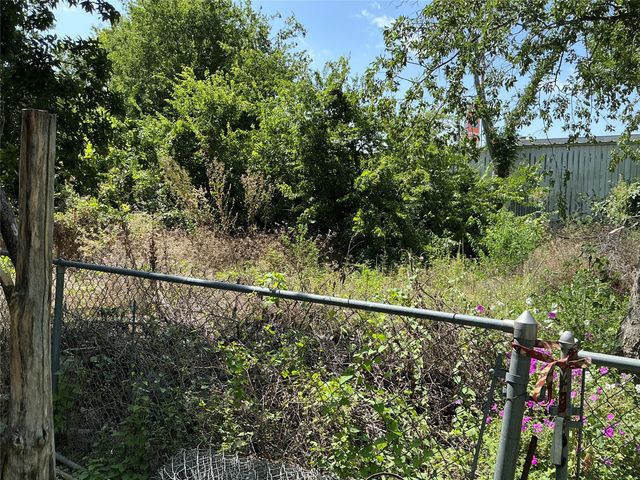 300 E Grand Avenue, Comanche, TX 76442