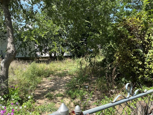 300 E Grand Avenue, Comanche, TX 76442