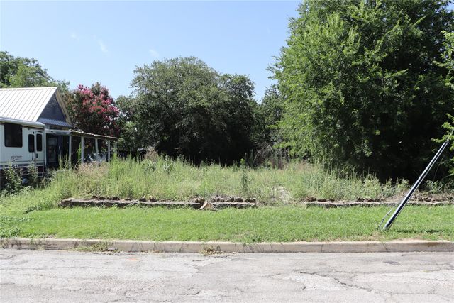 300 E Grand Avenue, Comanche, TX 76442