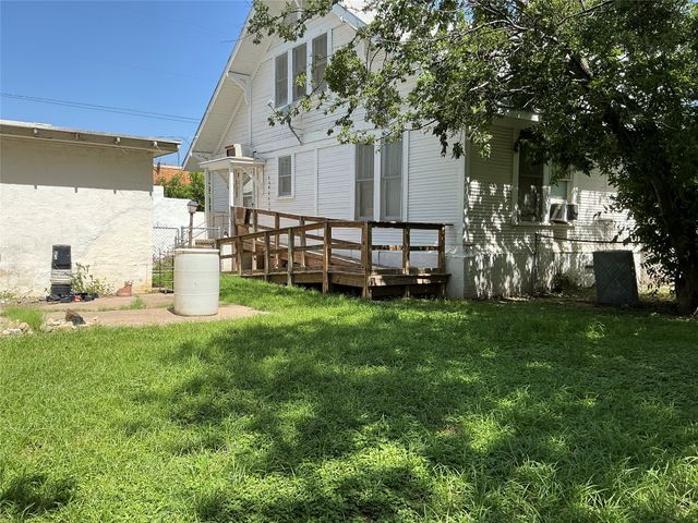 300 E Grand Avenue, Comanche, TX 76442