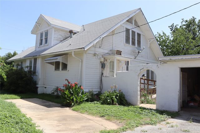 300 E Grand Avenue, Comanche, TX 76442