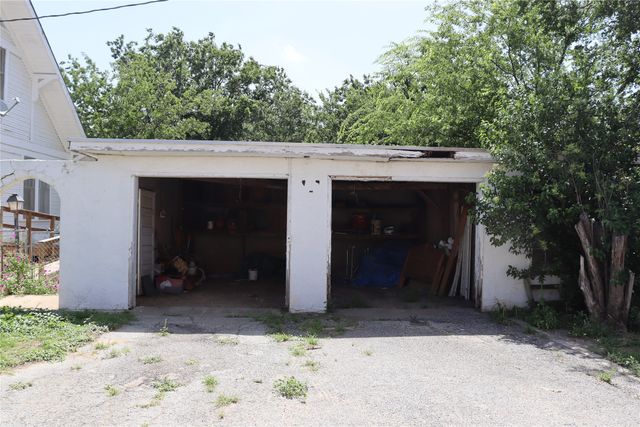 300 E Grand Avenue, Comanche, TX 76442