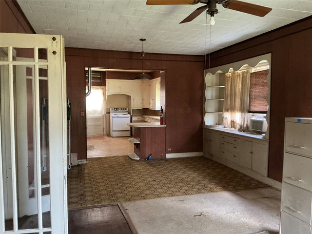 300 E Grand Avenue, Comanche, TX 76442
