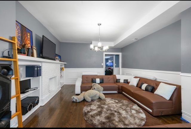 8222 S Maryland Avenue, Chicago, IL 60619