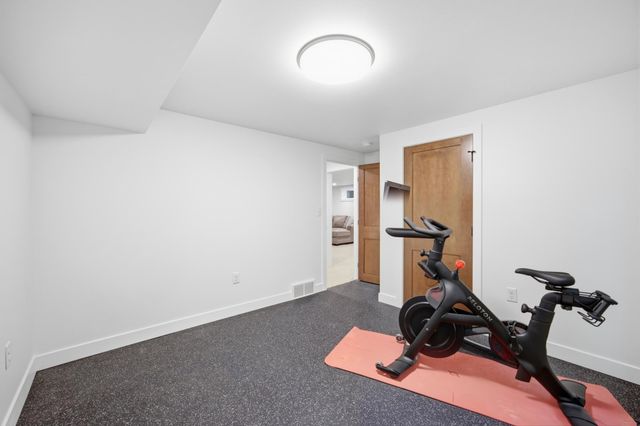 825 Park Drive S, Fargo, ND 58103