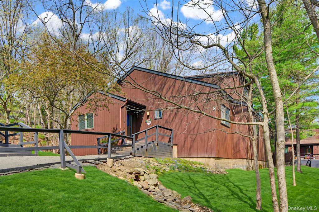 8 Laurel Court, Highland Mills, NY 10930