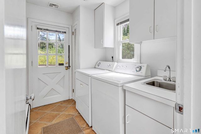 89 Random Road, Fairfield, CT 06825