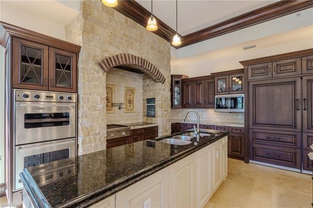 200 Golf DR, Naples, FL 34102