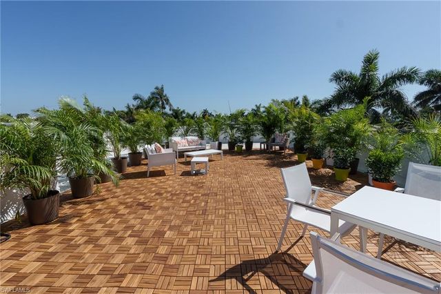 200 Golf DR, Naples, FL 34102