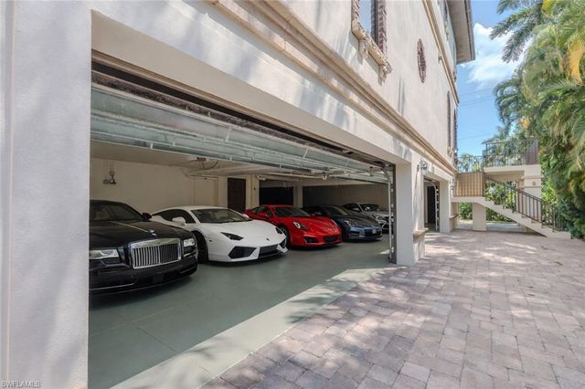200 Golf DR, Naples, FL 34102