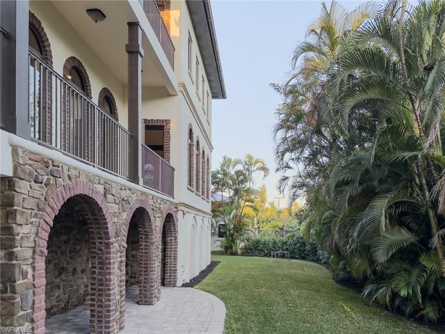 200 Golf DR, Naples, FL 34102
