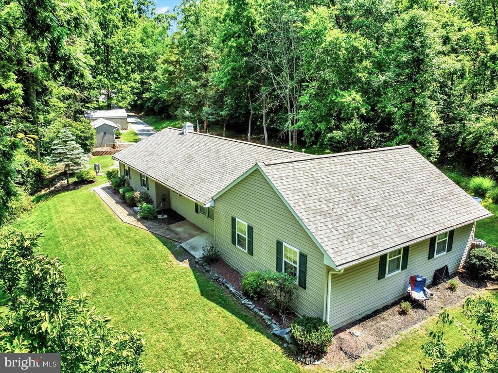 30 LAKEVIEW CT, Wellsville, PA 17365