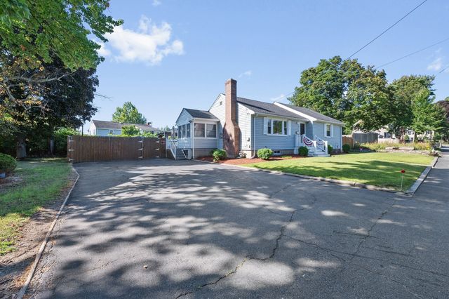 9 Fosters Ln, Wakefield, MA 01880