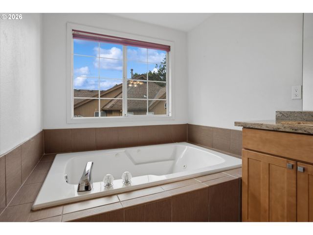 5904 BAY POINT Dr, Lake Oswego, OR 97035