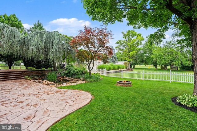 17 CARDINAL DR, Carlisle, PA 17015