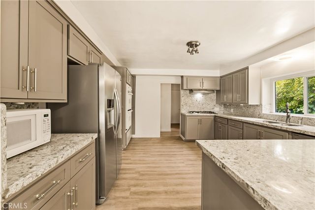 15701 Royal Ridge, Sherman Oaks, CA 91403