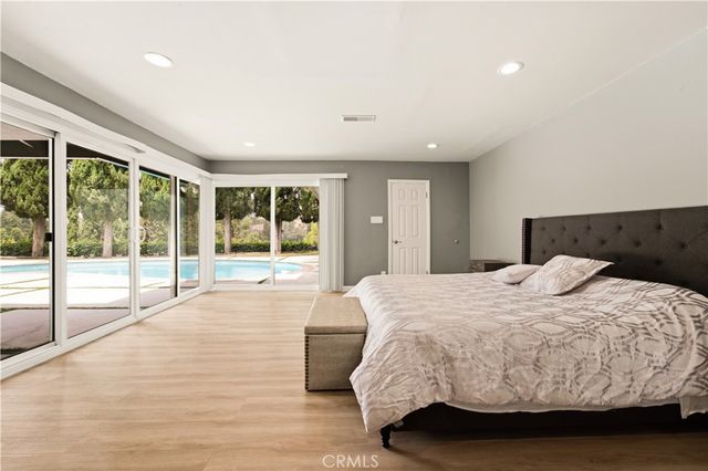 15701 Royal Ridge, Sherman Oaks, CA 91403