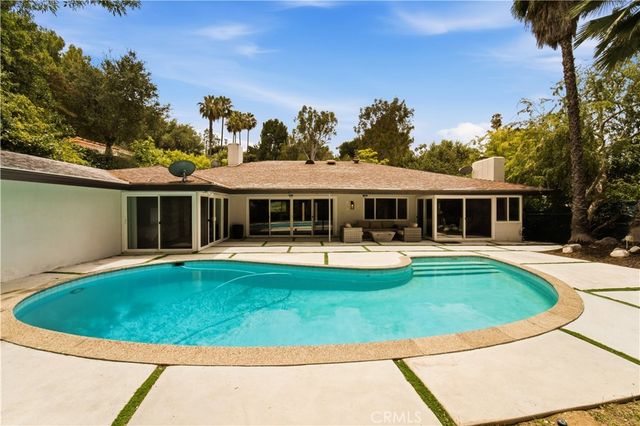 15701 Royal Ridge, Sherman Oaks, CA 91403