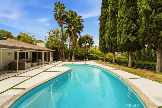 15701 Royal Ridge, Sherman Oaks, CA 91403
