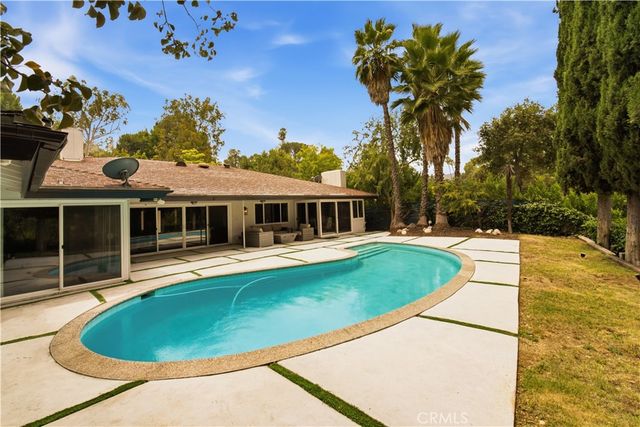 15701 Royal Ridge, Sherman Oaks, CA 91403