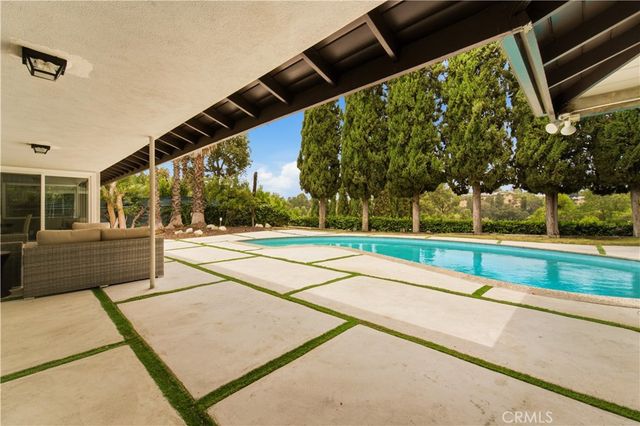 15701 Royal Ridge, Sherman Oaks, CA 91403