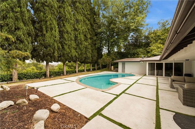 15701 Royal Ridge, Sherman Oaks, CA 91403