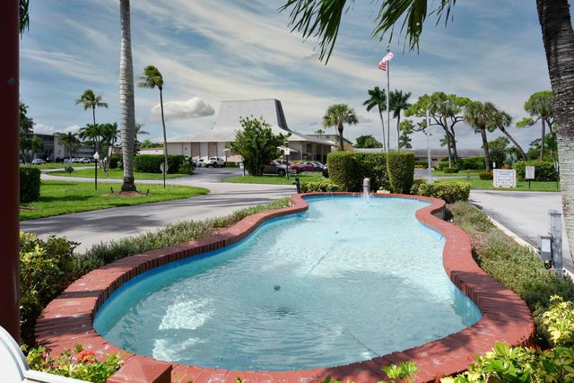 2615 N Garden Drive 305, Lake Worth, FL 33461