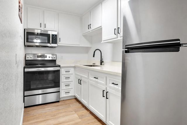 2825 N Los Felices Road 209, Palm Springs, CA 92262