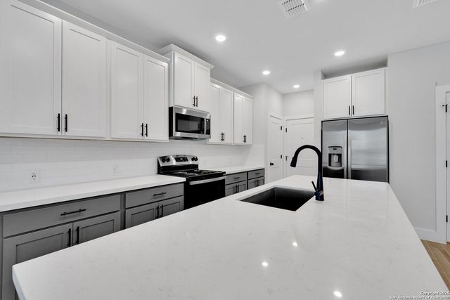 13647 GIOVANNIS GDN, San Antonio, TX 78253