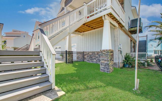 215 Lokai Street, Tiki Island, TX 77554