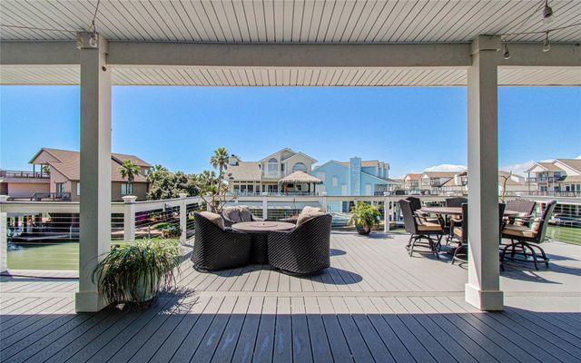 215 Lokai Street, Tiki Island, TX 77554