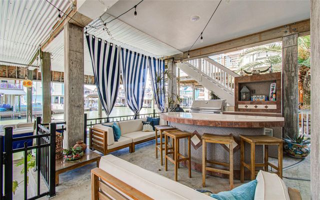 215 Lokai Street, Tiki Island, TX 77554