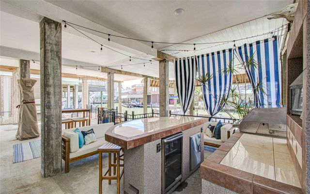 215 Lokai Street, Tiki Island, TX 77554