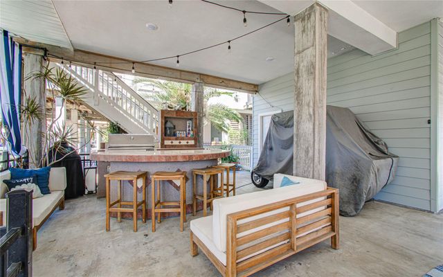 215 Lokai Street, Tiki Island, TX 77554