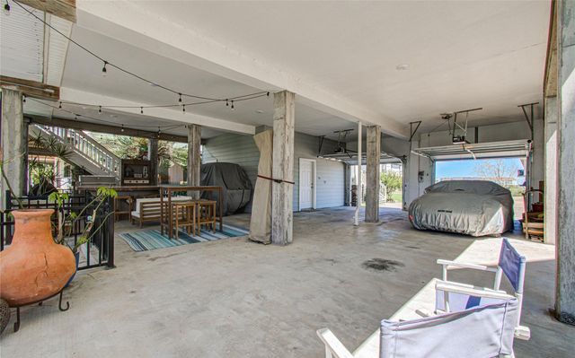 215 Lokai Street, Tiki Island, TX 77554