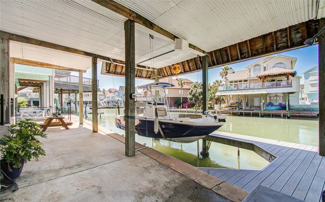 215 Lokai Street, Tiki Island, TX 77554