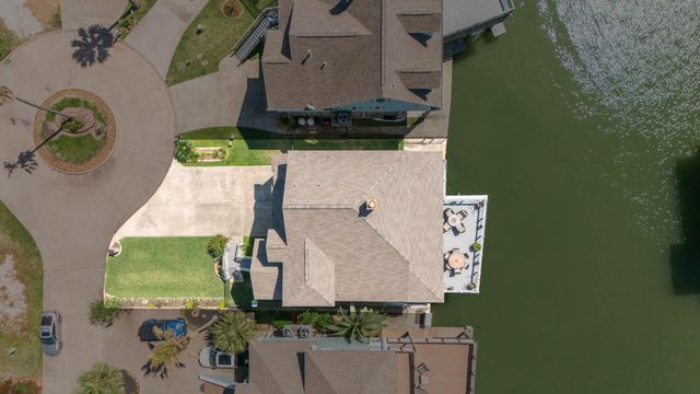 215 Lokai Street, Tiki Island, TX 77554
