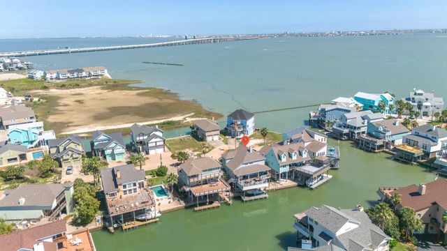 215 Lokai Street, Tiki Island, TX 77554