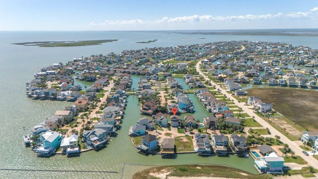 215 Lokai Street, Tiki Island, TX 77554