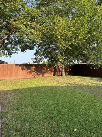 925 Woodcrest Drive, Lancaster, TX 75134